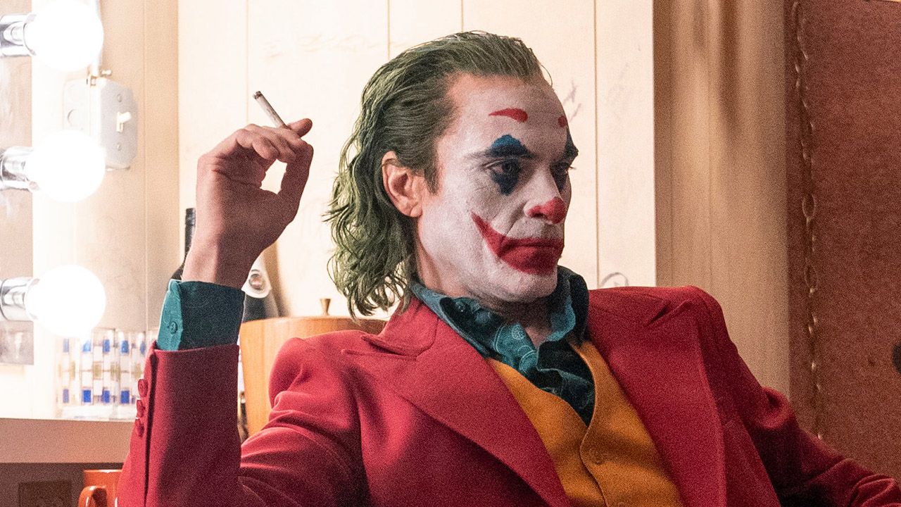     Joker 2 - Harley Quinn i Joker w objęciach. Zdjęcie ujmującej sceny